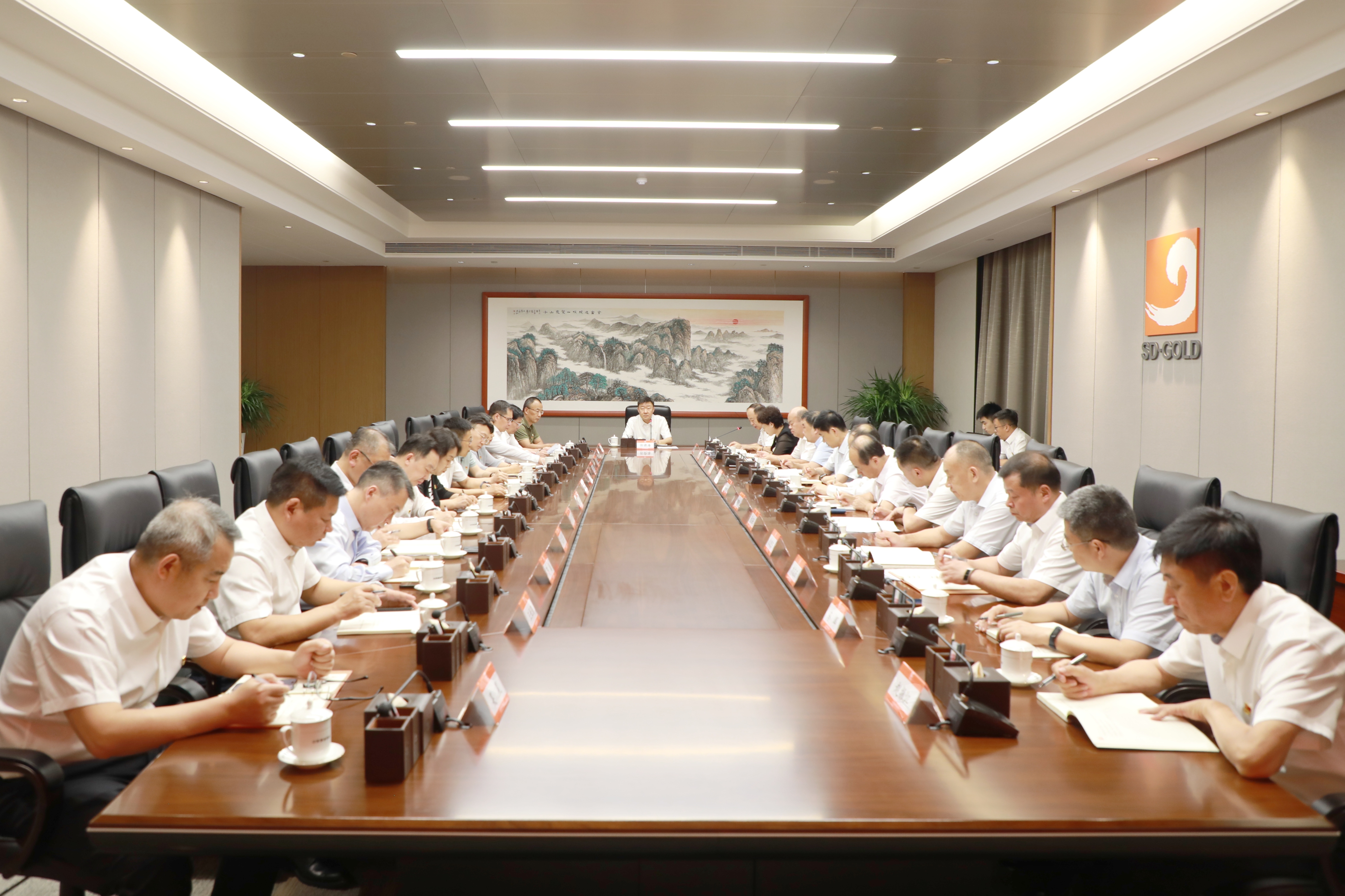 集團黨委理論學習中心組進行集體學習